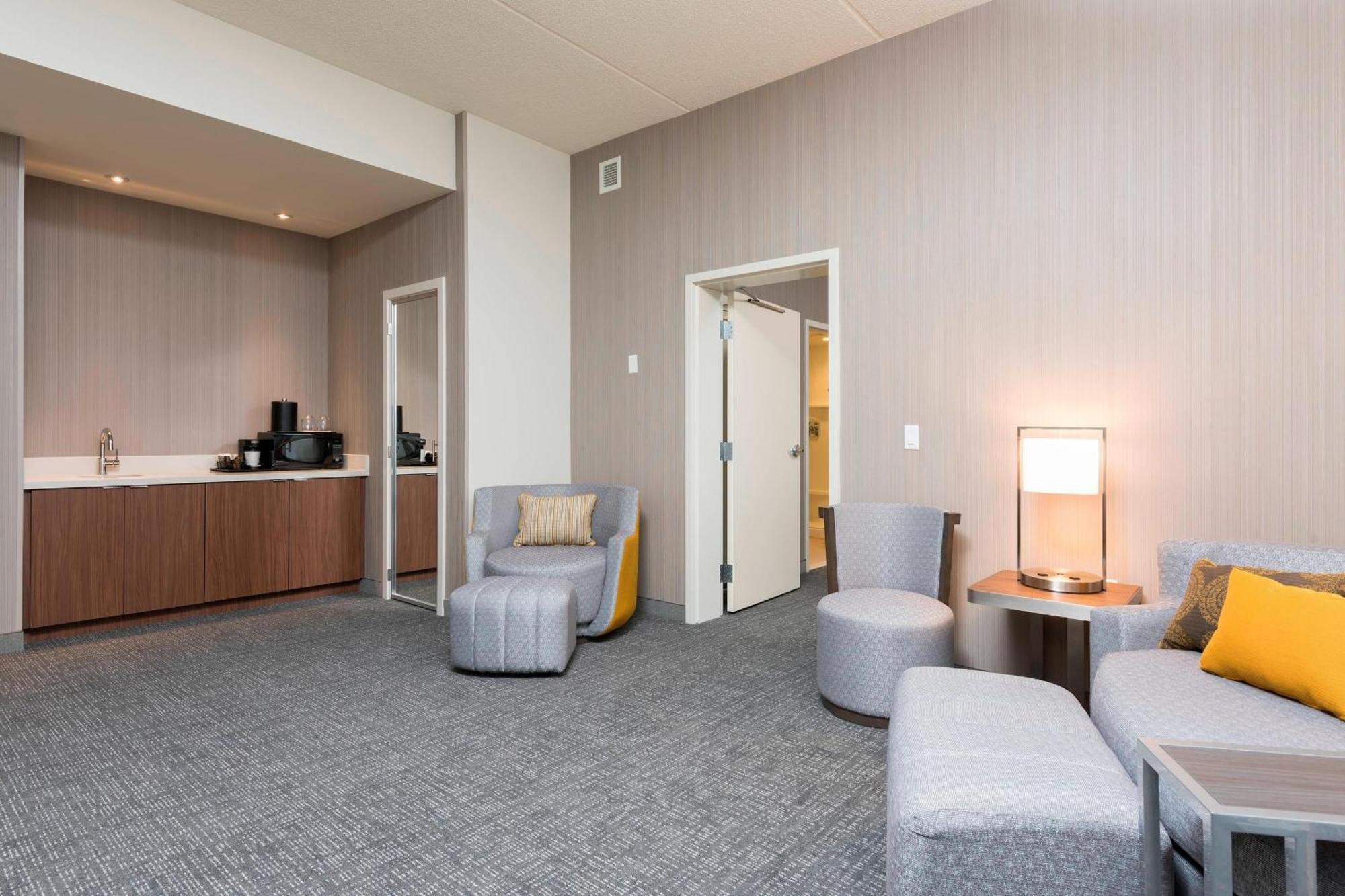 Courtyard By Marriott Mt. Pleasant At Central Michigan University Mount Pleasant Exterior photo