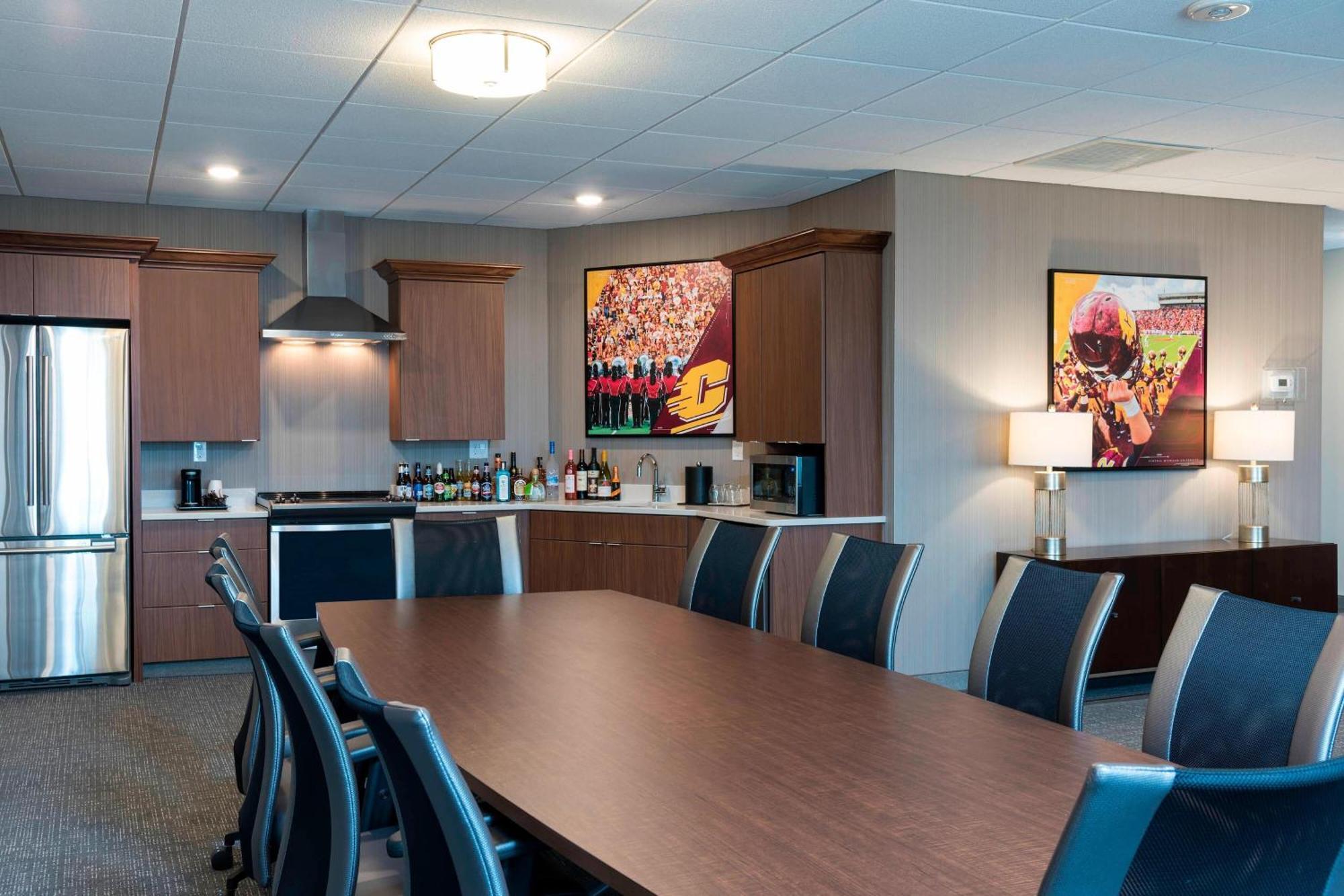 Courtyard By Marriott Mt. Pleasant At Central Michigan University Mount Pleasant Exterior photo